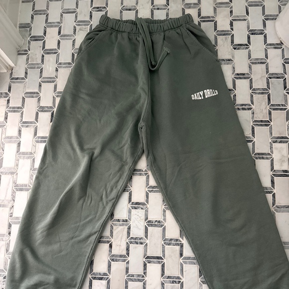 Daily Drills logo Varsity joggers  in XS/S DDgreen - Picture 2 of 5